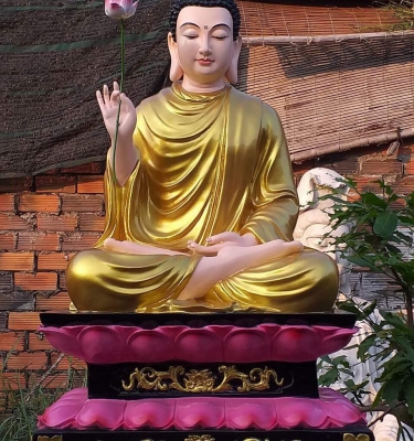 Tượng bổn sư ngồi.