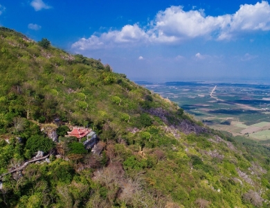 Thăm quần thể chùa linh thiêng trên đỉnh núi Bà Đen