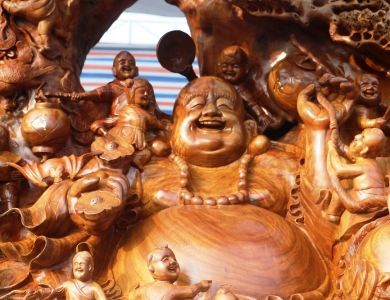 Chiêm ngưỡng bức tượng Phật Di Lặc bằng gỗ hương nặng 3,5 tấn, rao bán 1,2 tỷ ở chợ Tết Thanh Hóa