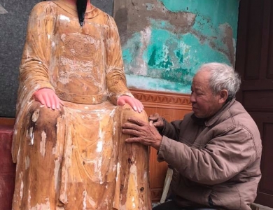 Bức tượng độc đáo có thể đứng lên ngồi xuống ở miếu Bảo Hà