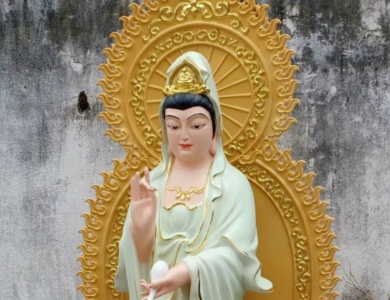 Tượng Quan Âm cầm bình Cam Lồ: Biểu tượng của lòng từ bi