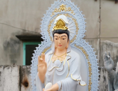 Thỉnh và thờ tượng Quan Âm bằng xi măng tại gia như thế nào?