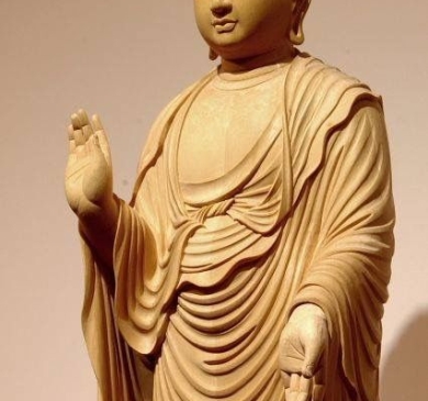 Nên chọn tượng Phật đứng hay ngồi? Những điểm cần cân nhắc