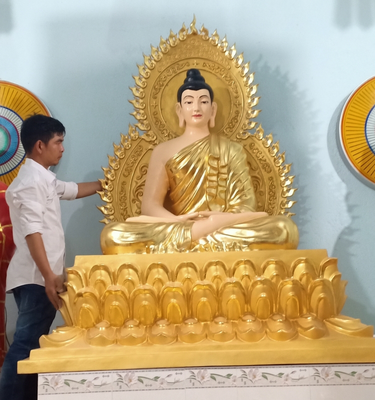 Tượng Phật thích ca mâu Ni dát vàng