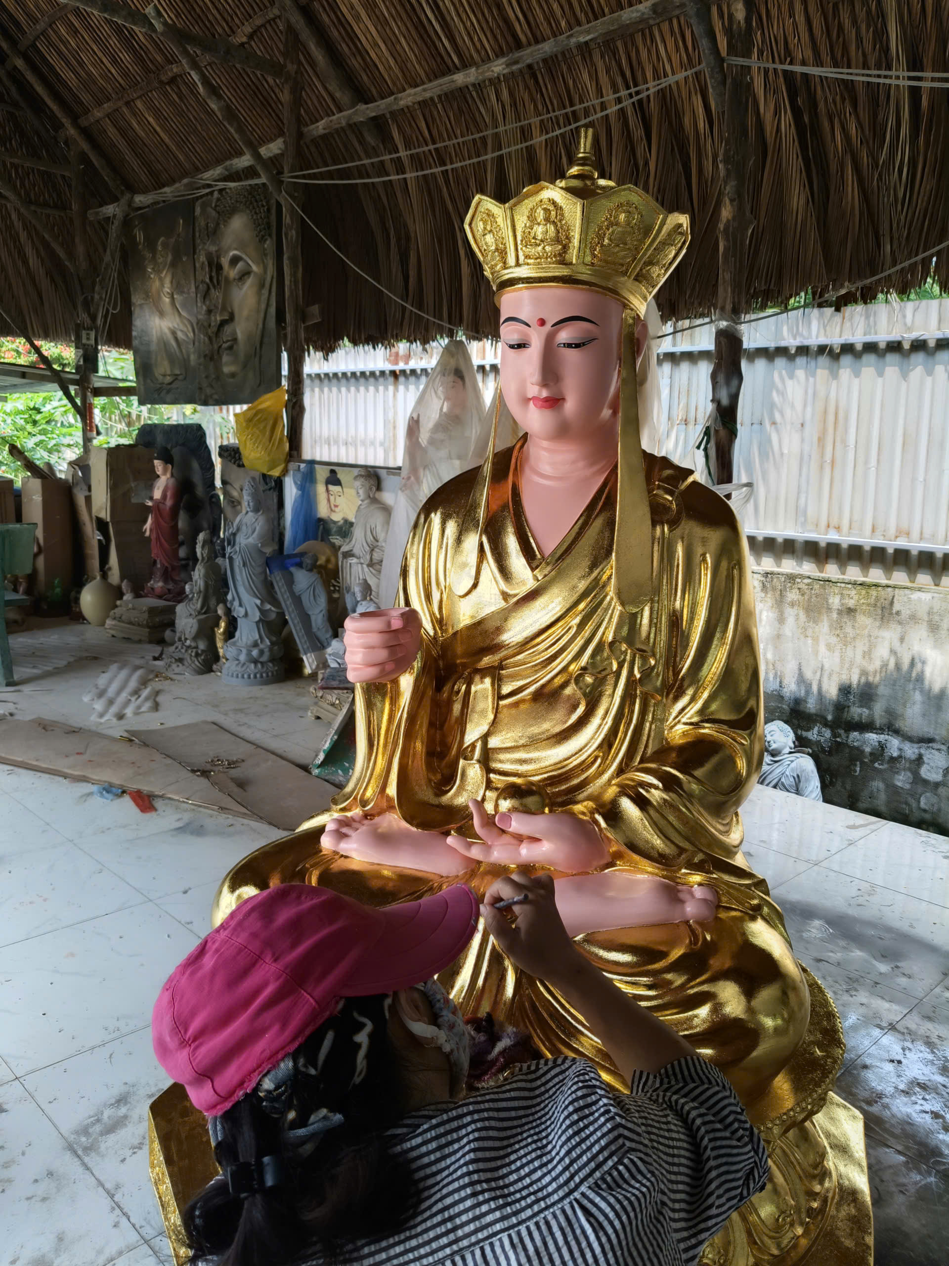 Phục hồi tượng Phật phai màu