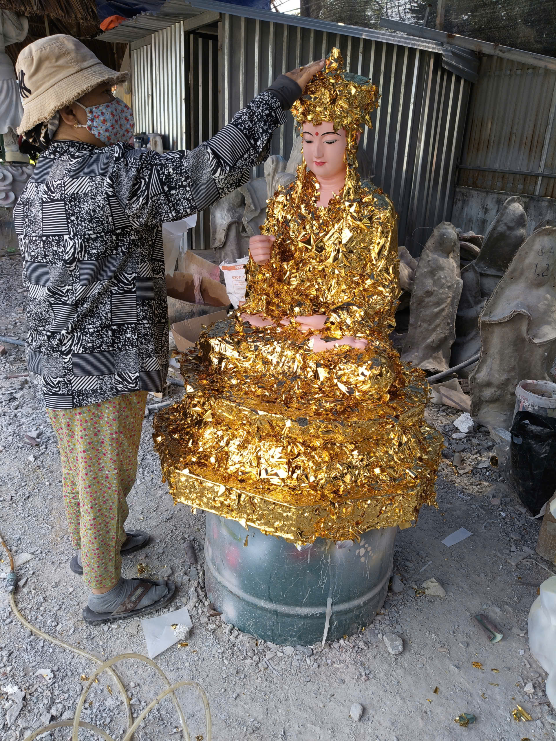 Phục hồi tượng Phật phai màu