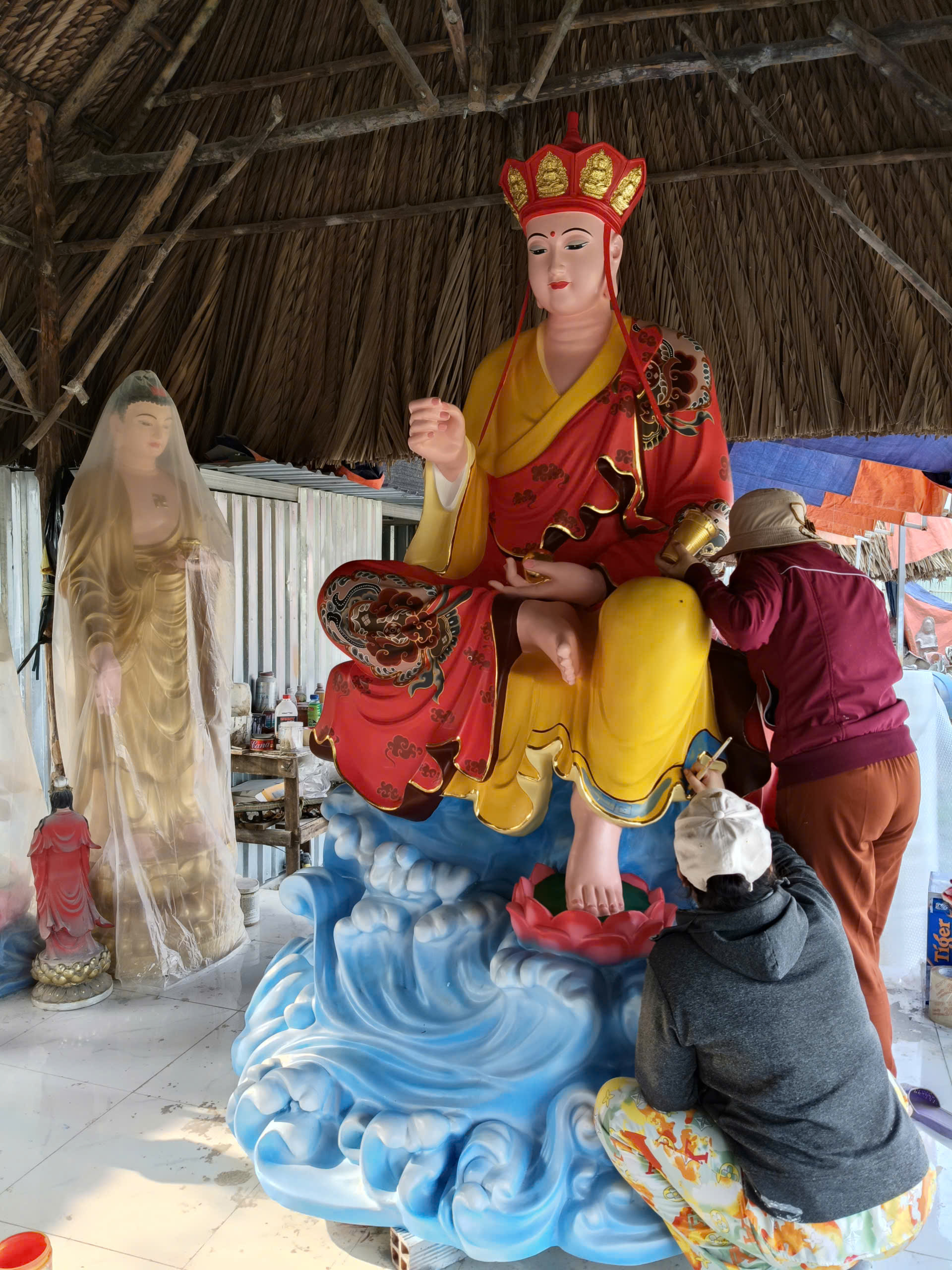 Phục hồi tượng Phật phai màu