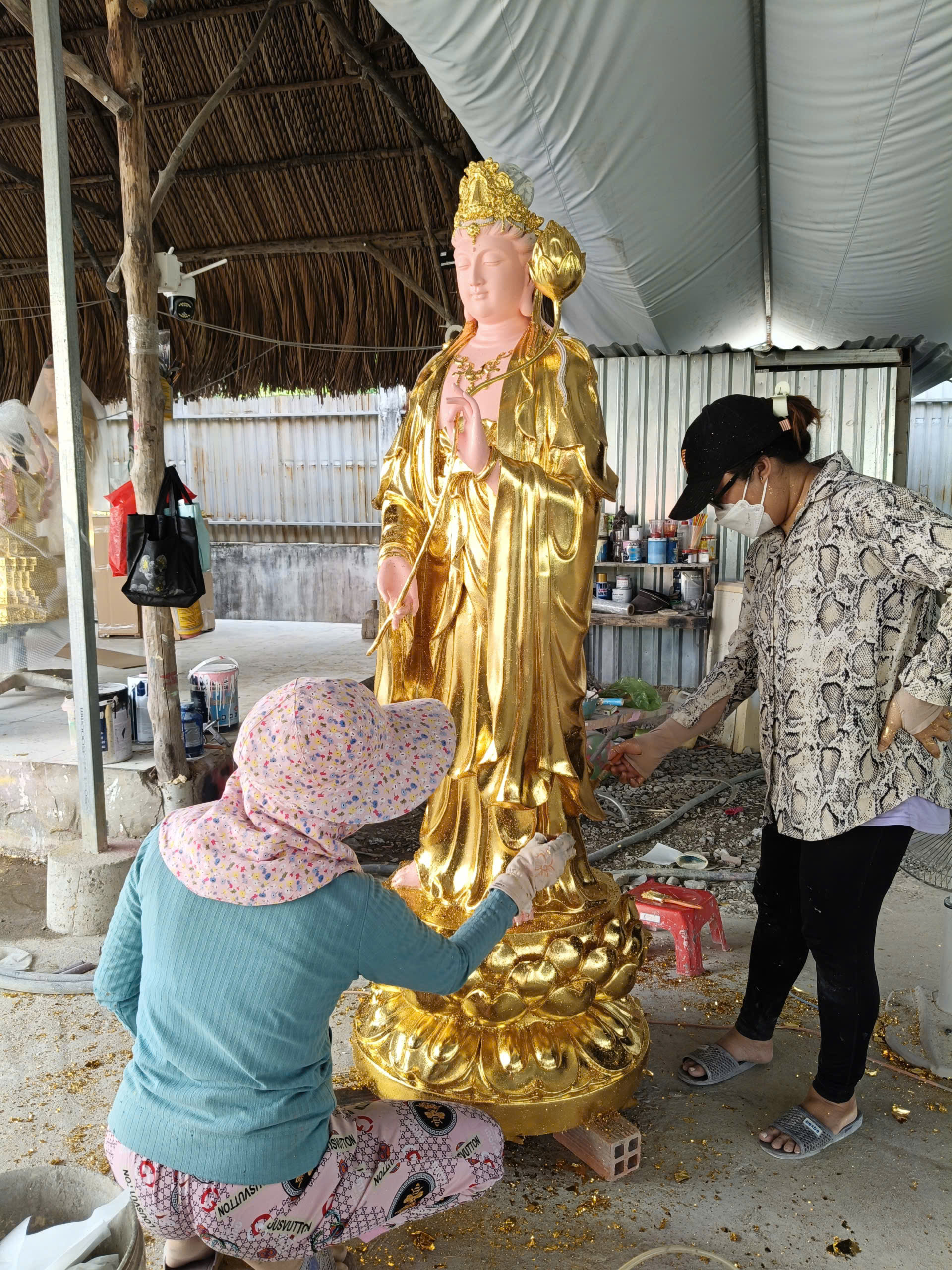 Phục hồi tượng Phật phai màu