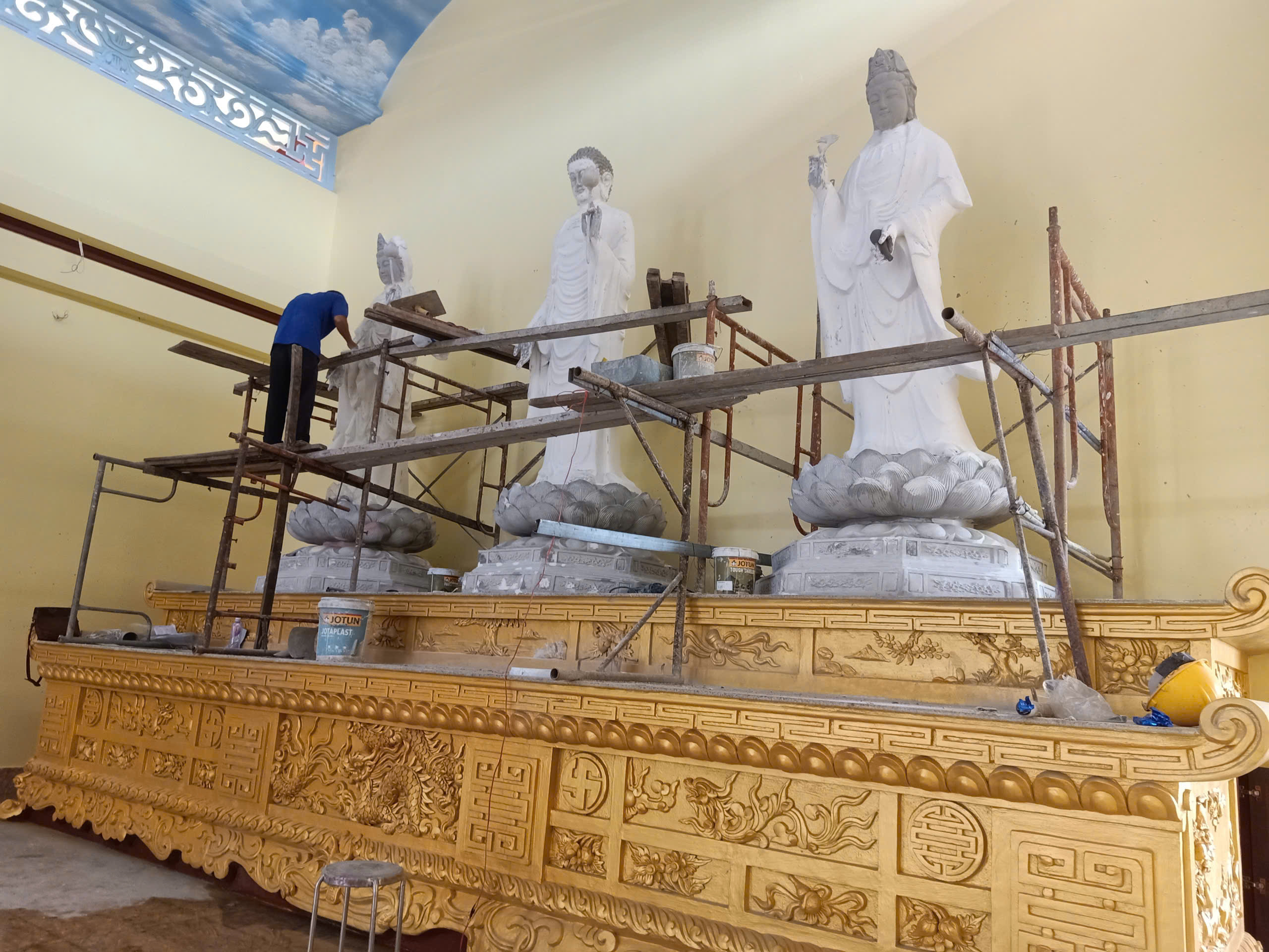 Phục hồi tượng Phật phai màu