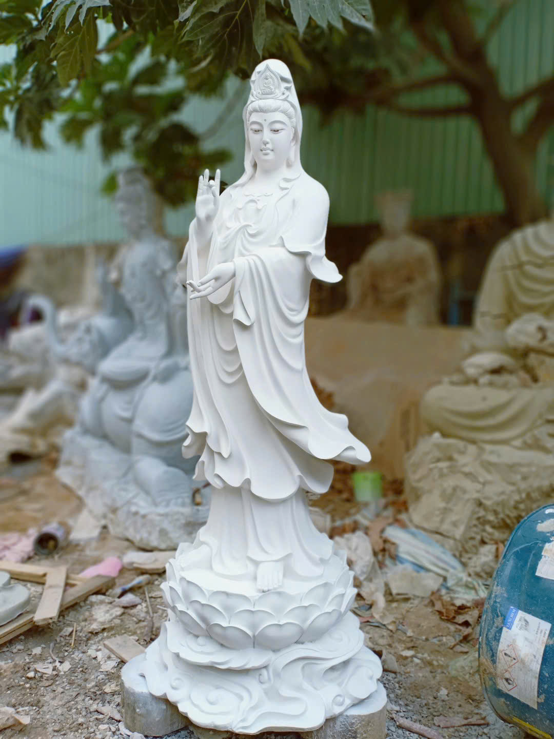tượng phật bà quan âm đứng đài sen composite