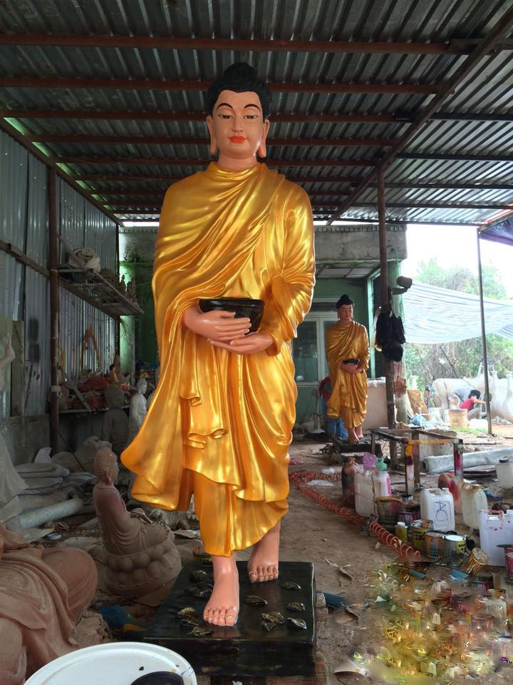 Tượng Phật bổn sư đứng