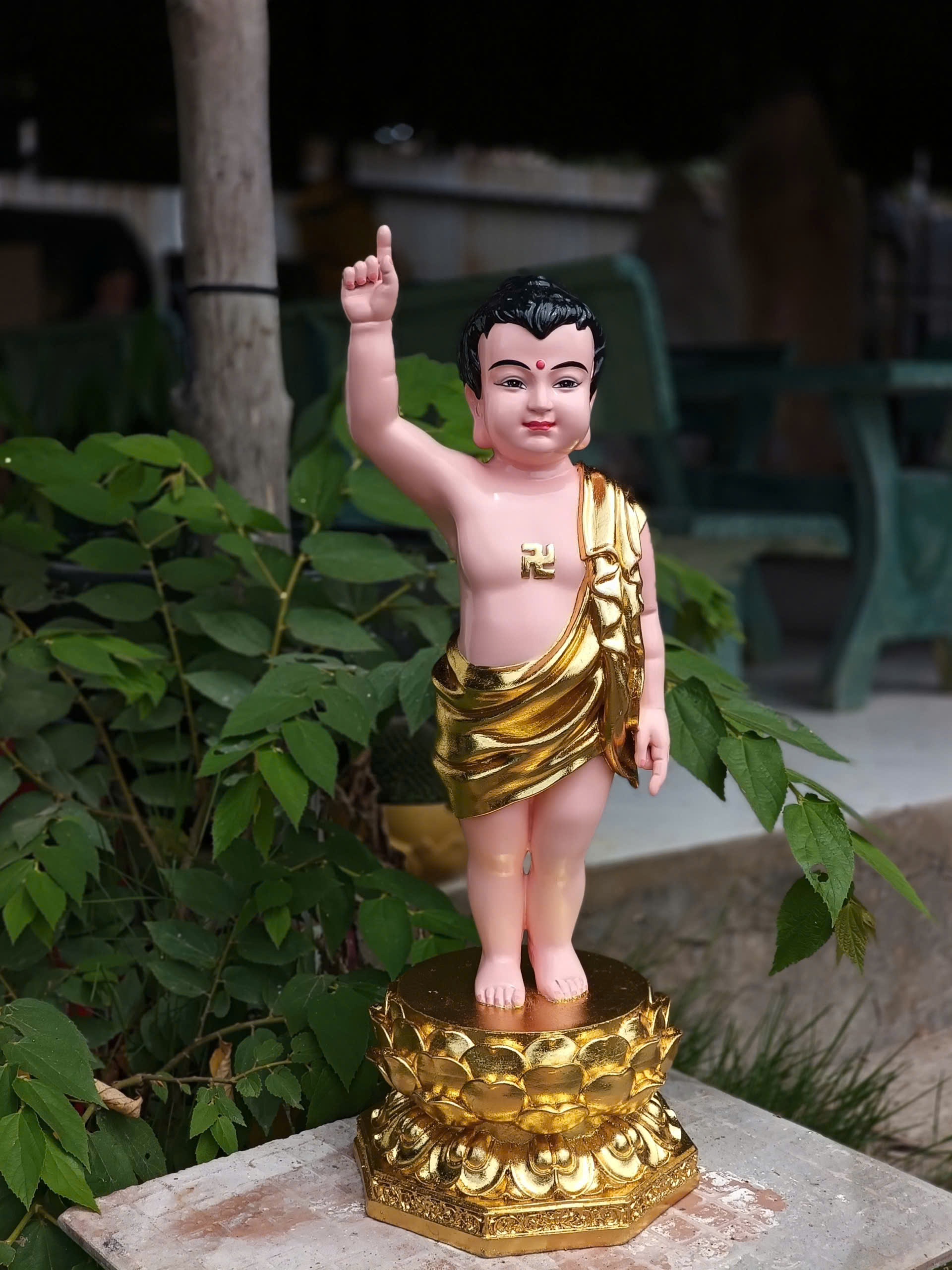 tượng Phật Đản Sanh xi măng