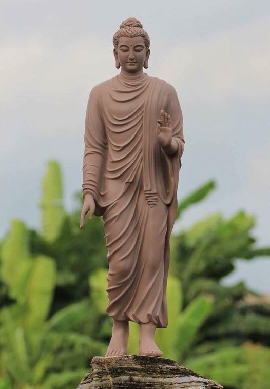 tượng Phật Thích Ca đứng
