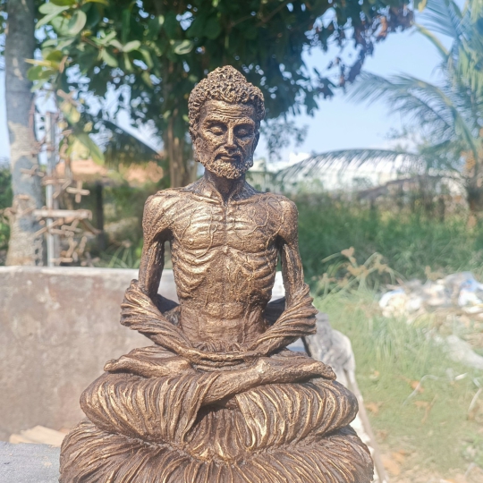 tượng phật thích ca khổ hạnh