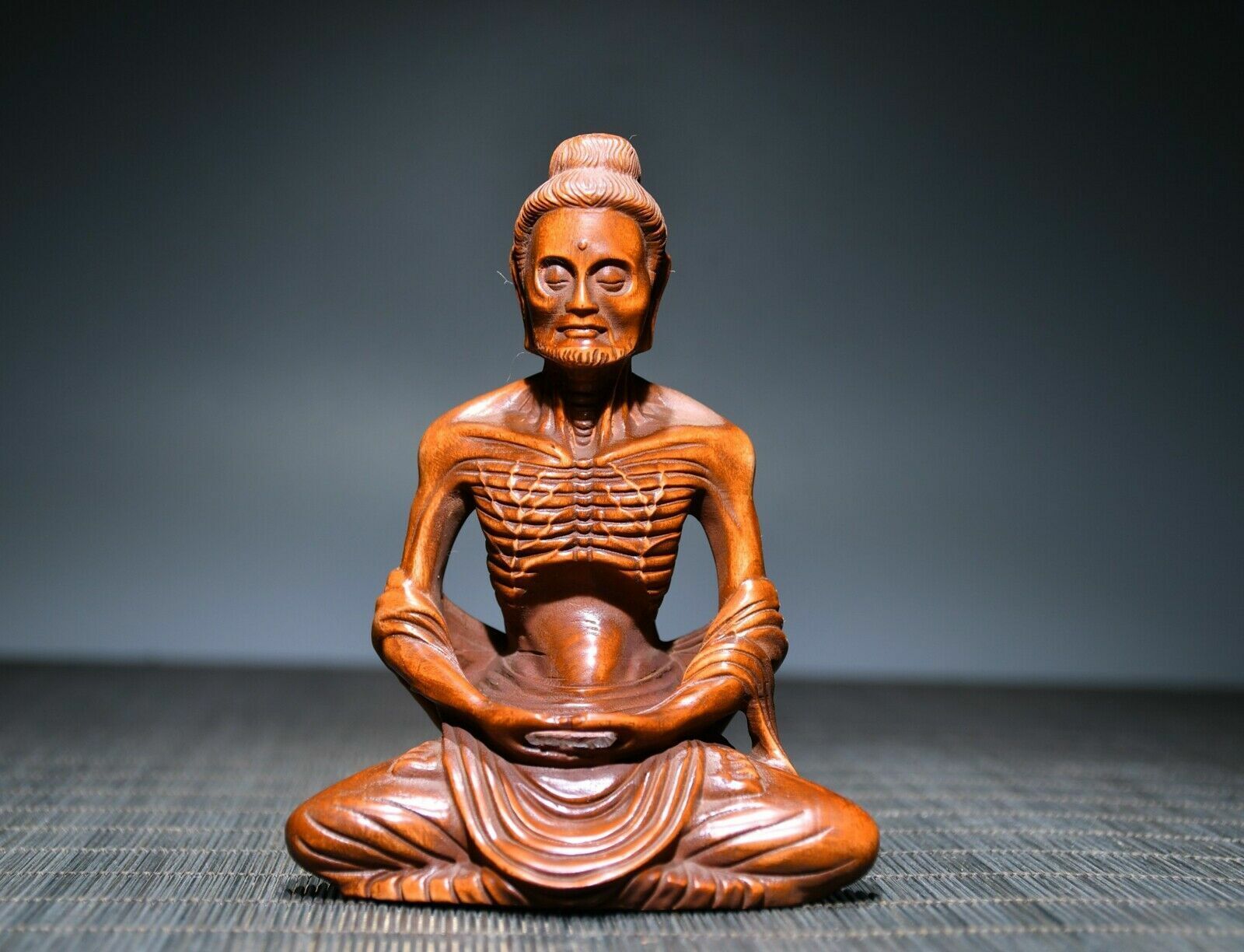tượng phật thích ca khổ hạnh