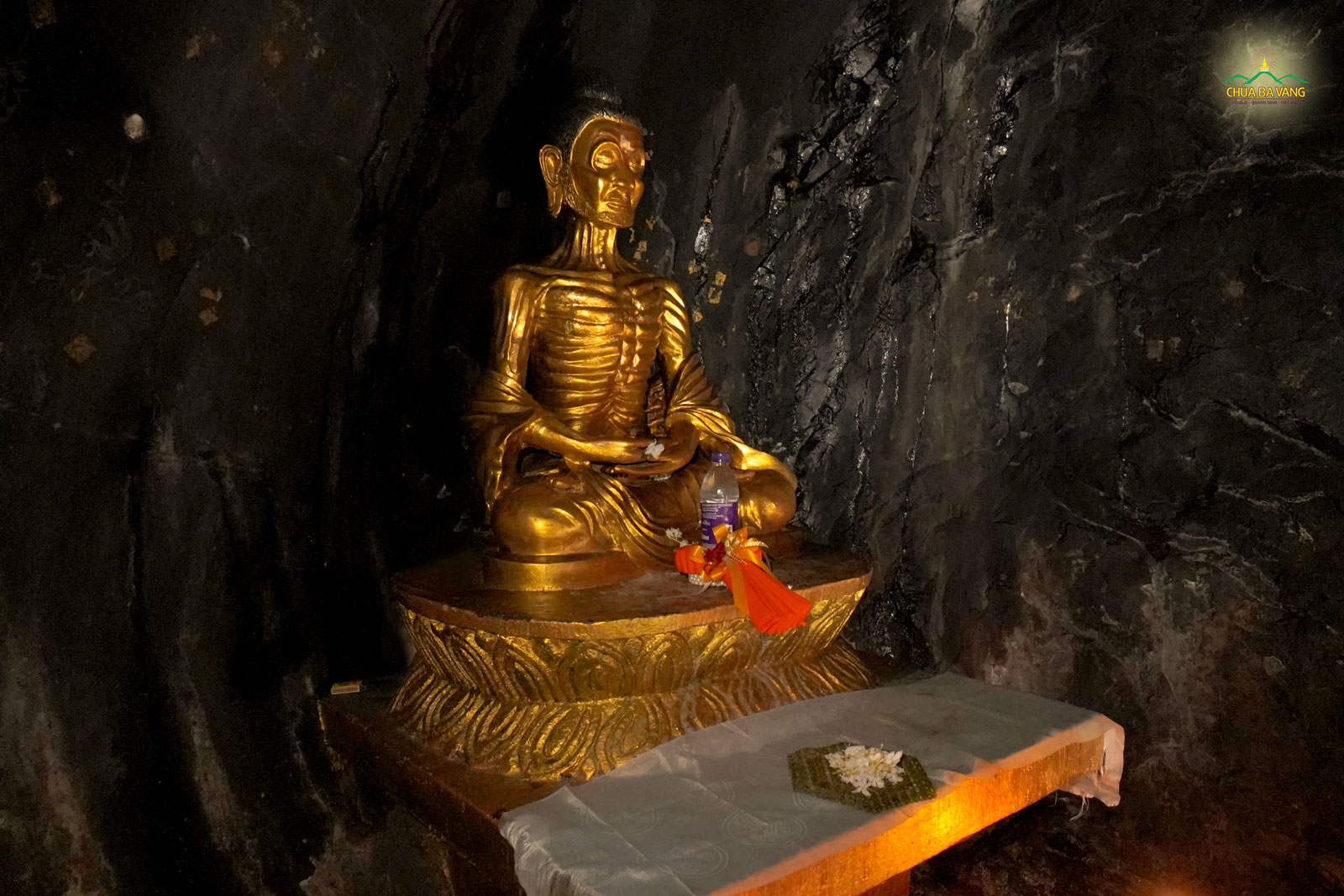 tượng phật thích ca khổ hạnh