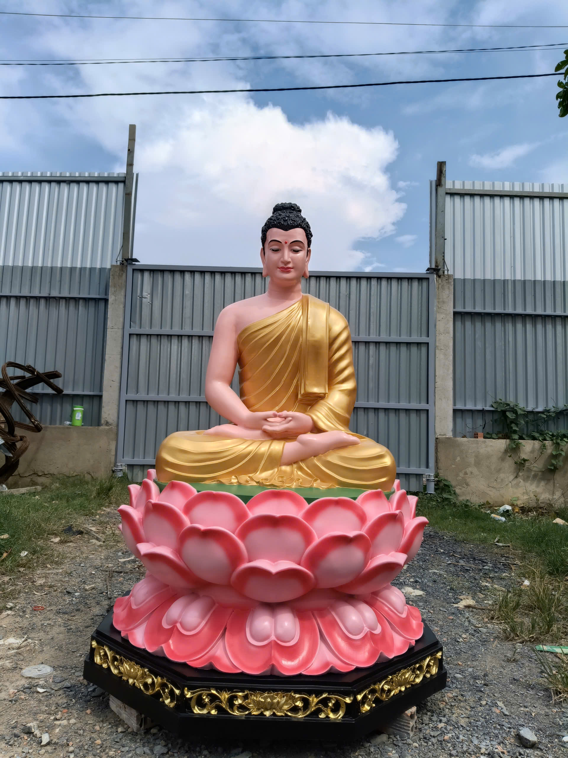 tượng phật thích ca ngồi đài sen