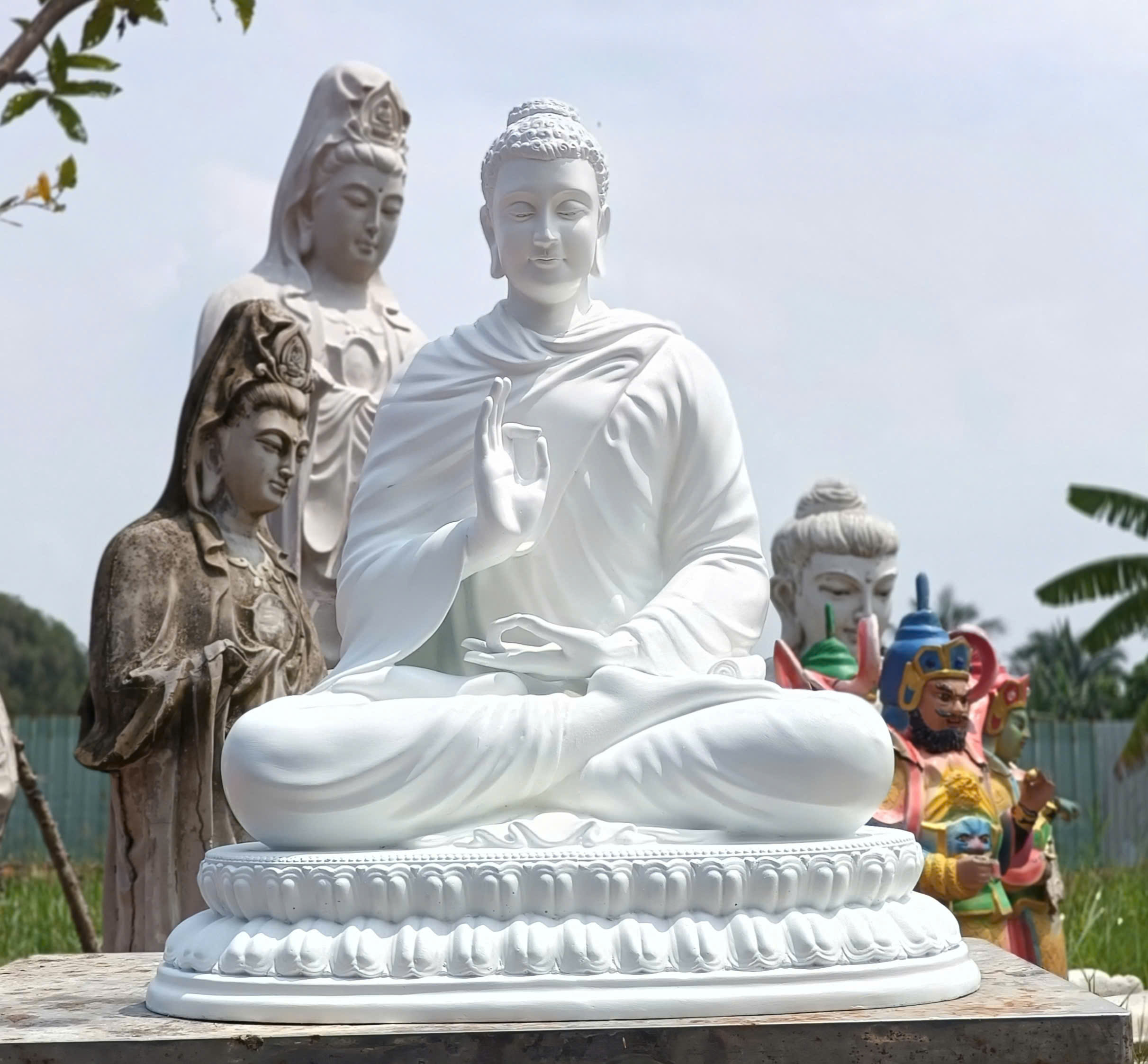tượng phật thích ca ngồi đài sen