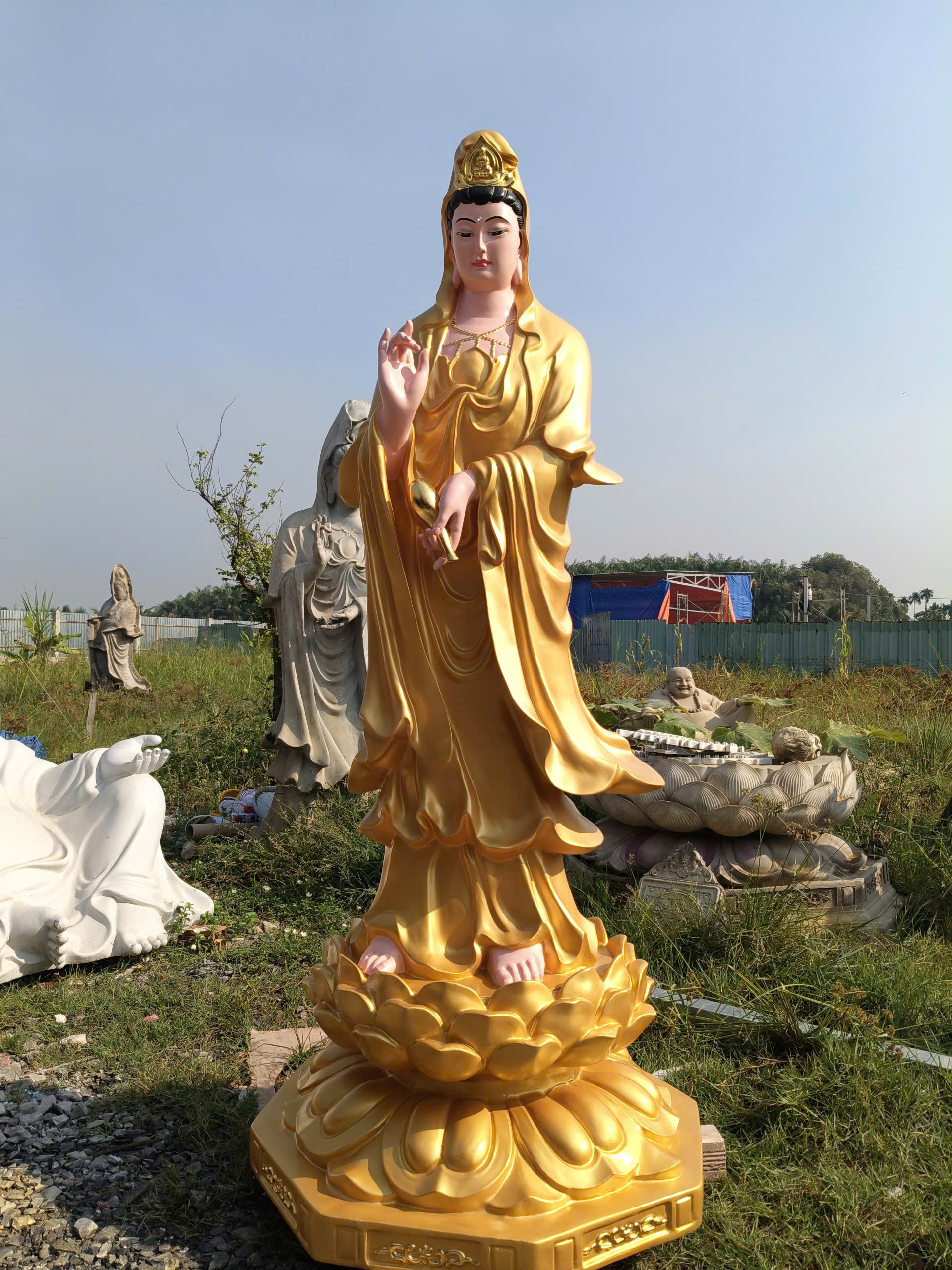 tượng quan âm cầm bình cam lồ
