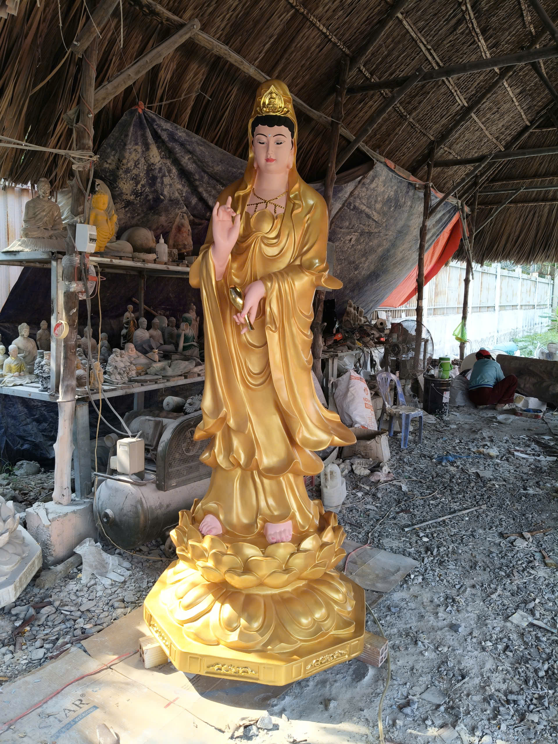 tượng quan âm dát vàng