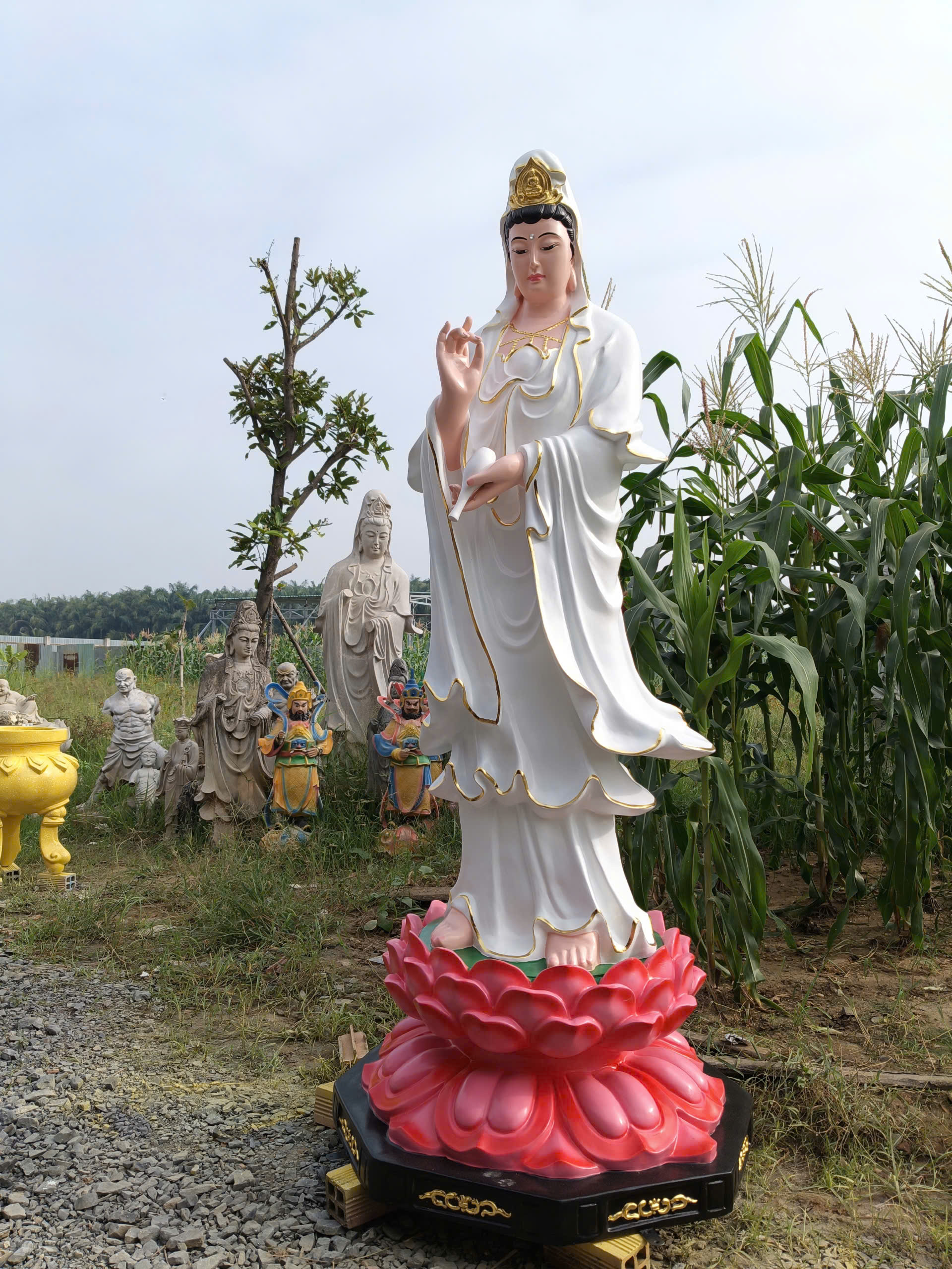 tượng quan âm đứng