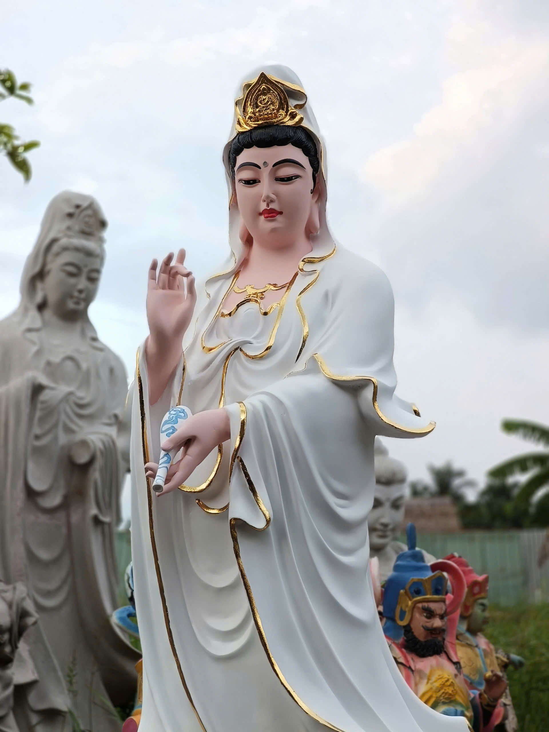 tượng quan âm đứng