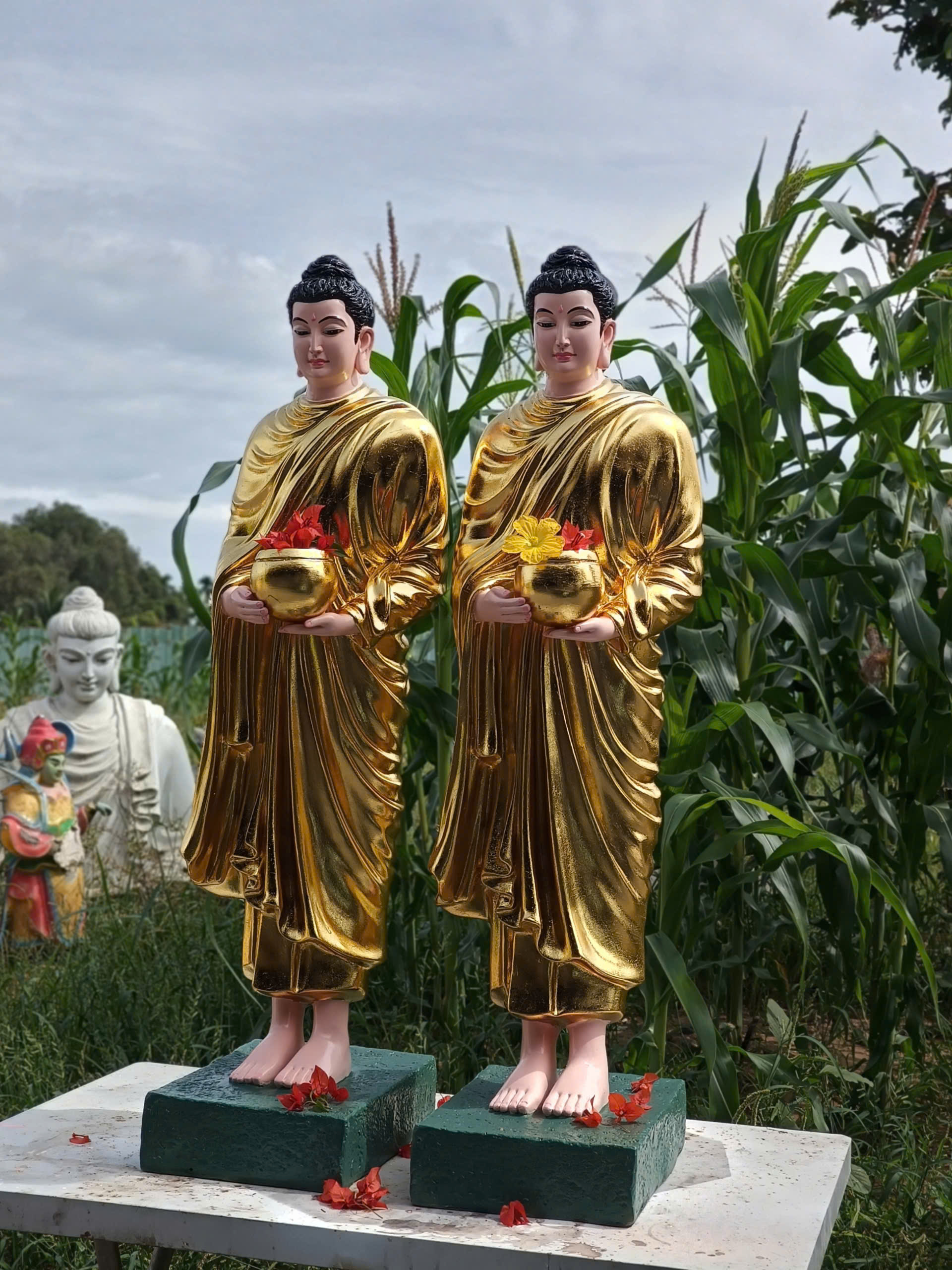 tượng thích ca khất thực