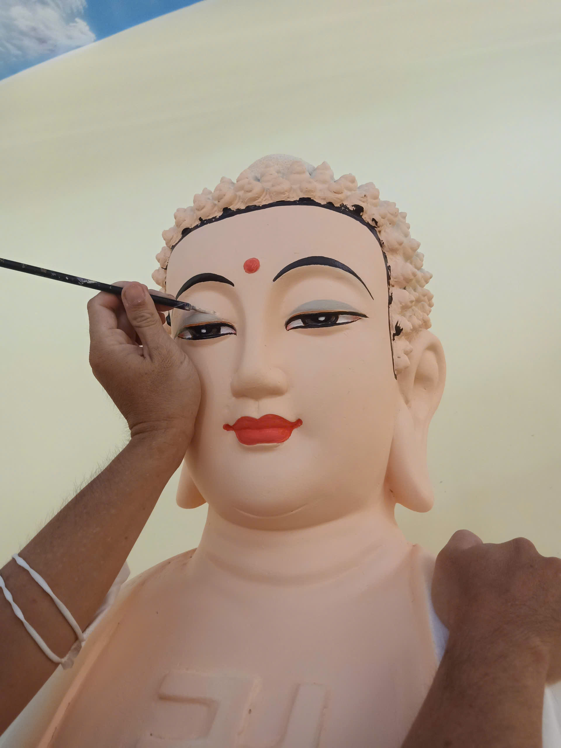 đắp y tượng phật cũ