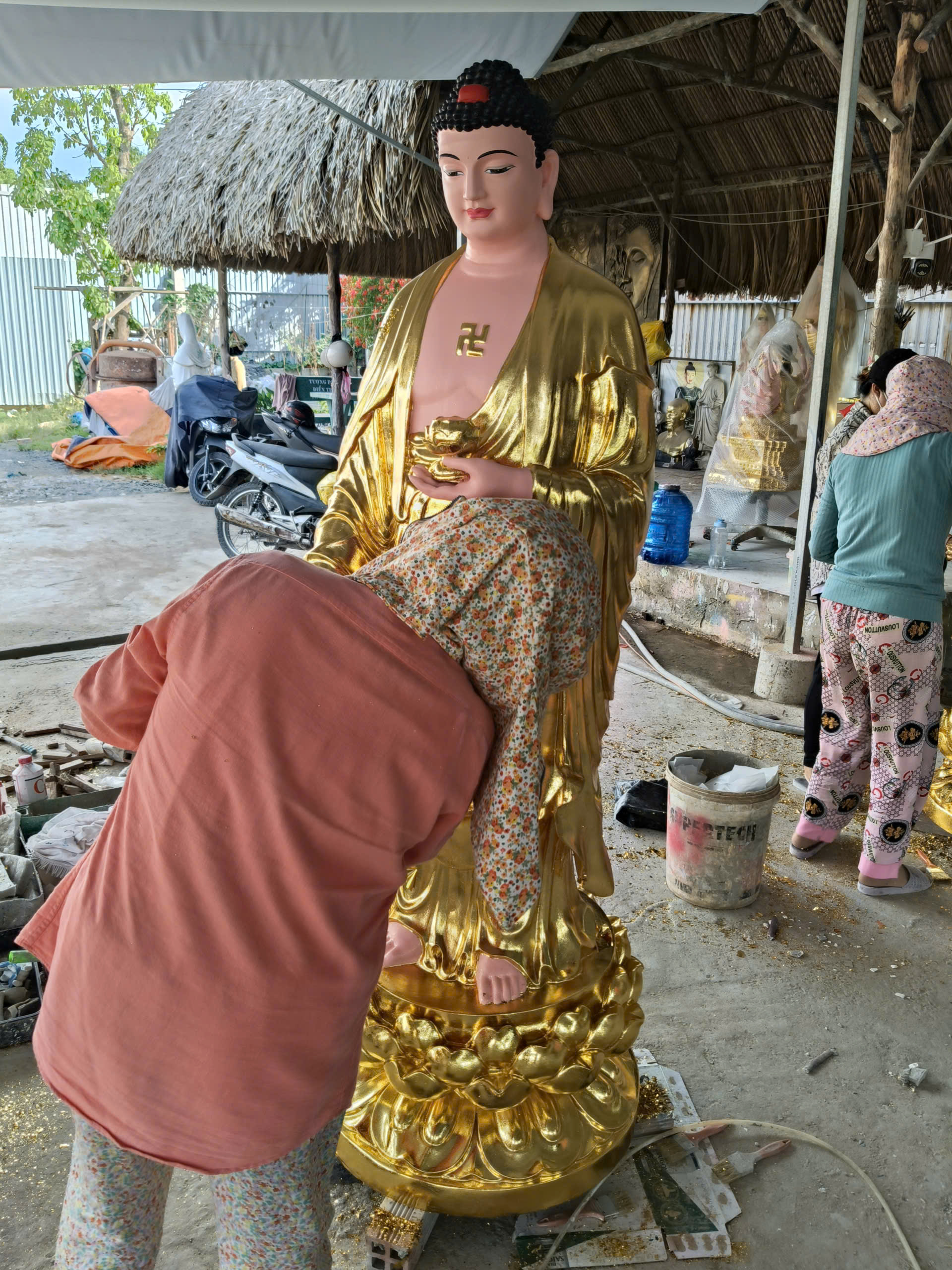 đắp y tượng phật cũ