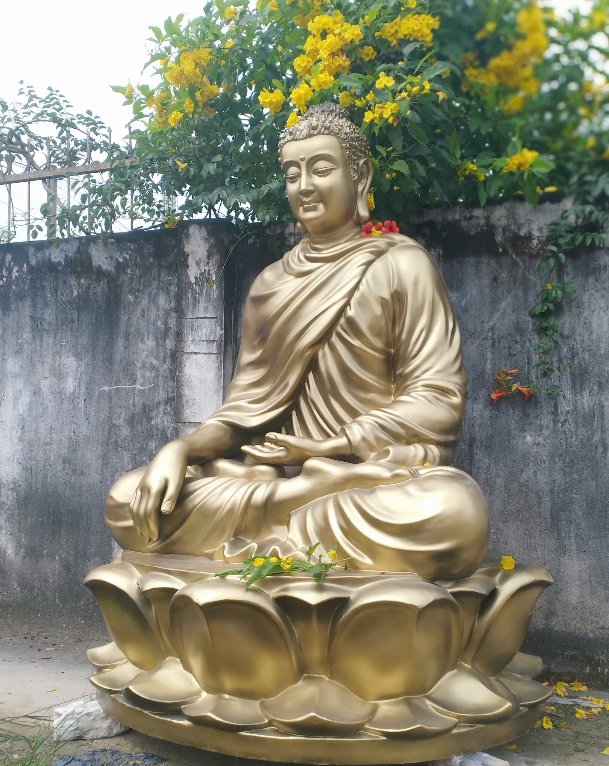 tượng phật thích ca thờ tại gia