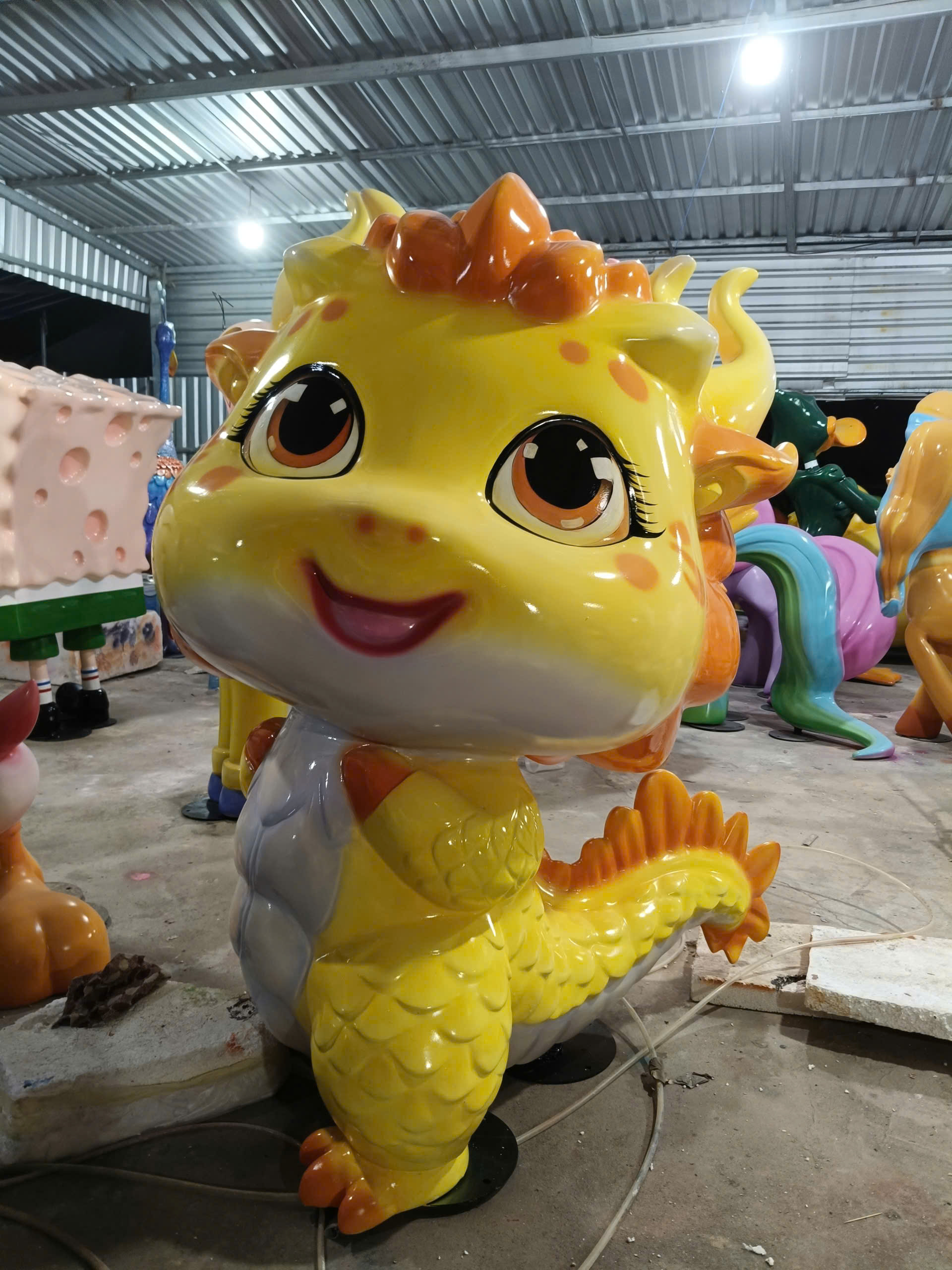 thi công tượng composite quán café